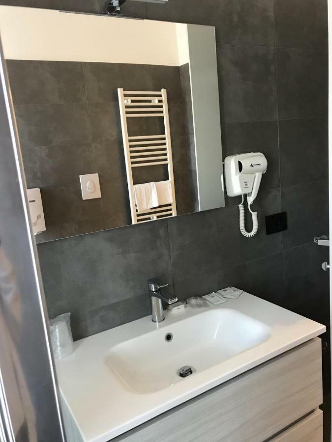 Roma Rooms Ancona Bagian luar foto
