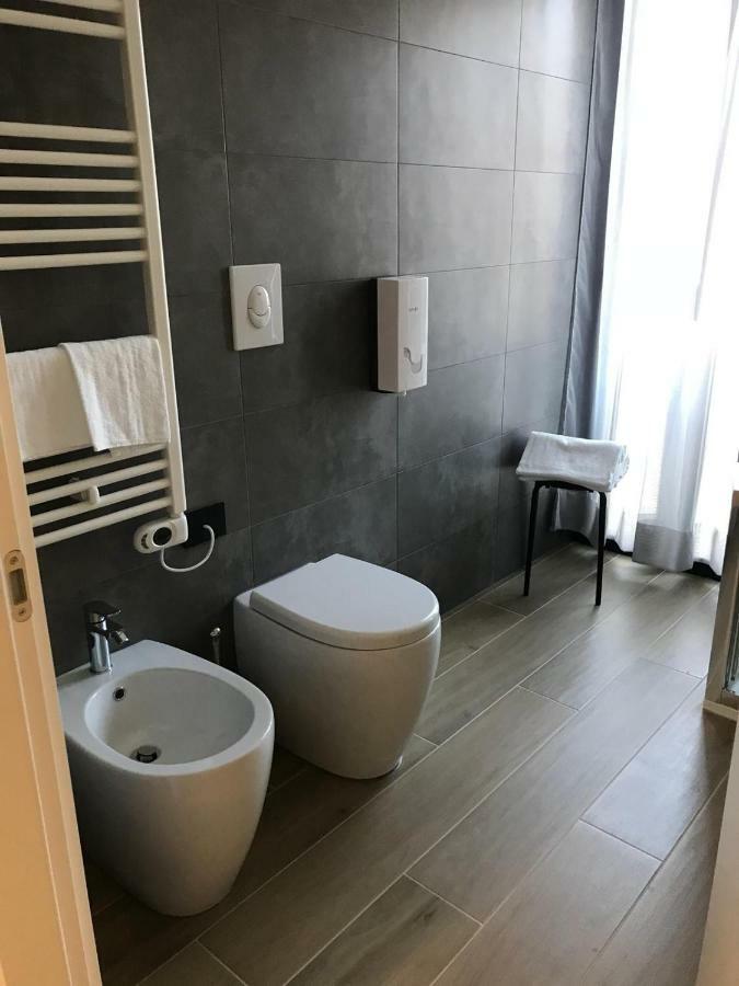 Roma Rooms Ancona Bagian luar foto