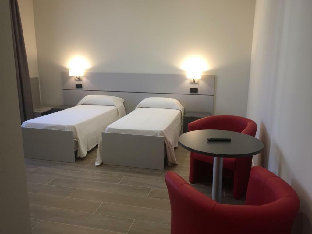 Roma Rooms Ancona Bagian luar foto