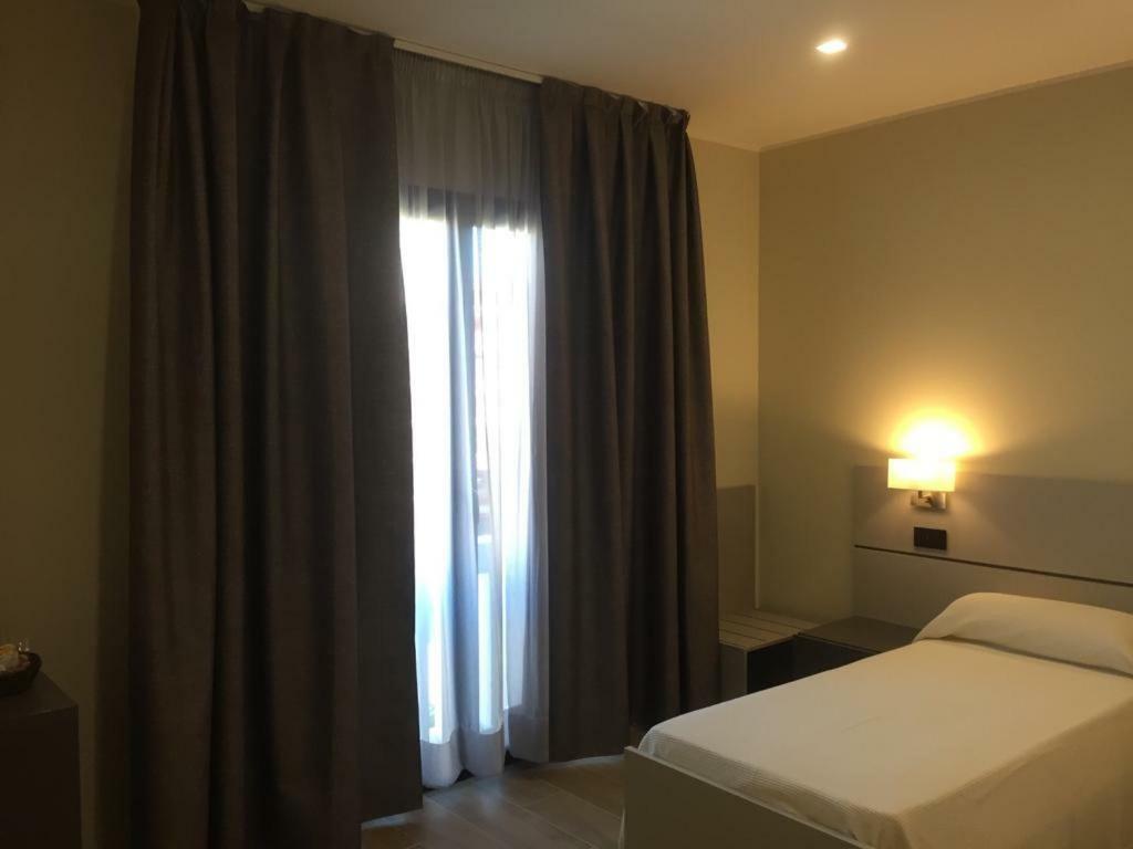 Roma Rooms Ancona Bagian luar foto