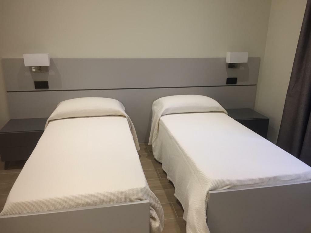 Roma Rooms Ancona Bagian luar foto